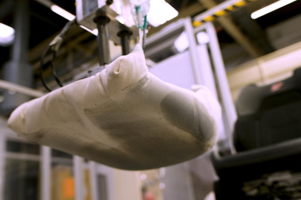 Zpocený robotický zadek testuje sedačky v továrně Ford