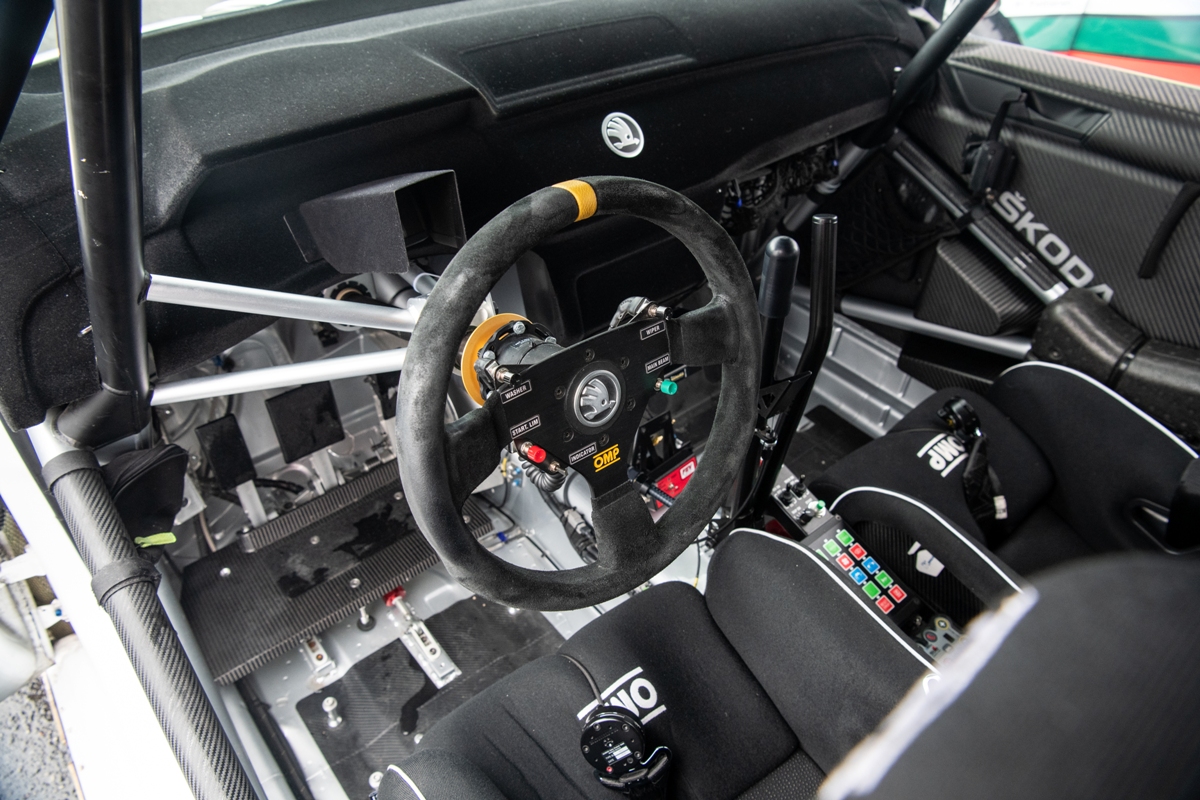 skoda-fabia-r5-interior-steering-wheel-motorsport.jpg.jpg