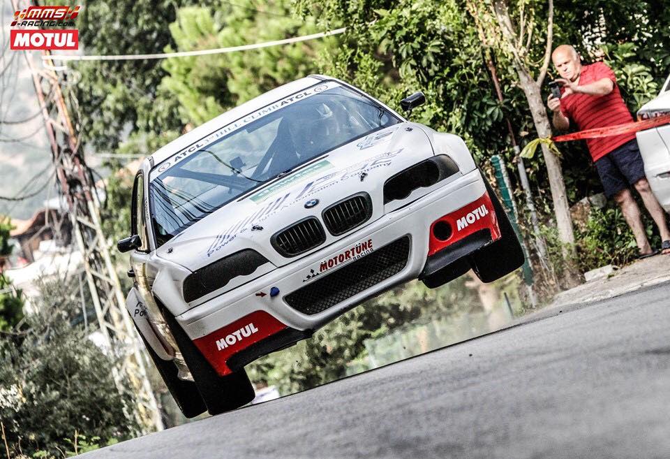 BMW E46 se prohání úzkými uličkami v šíleném závodu do vrchu