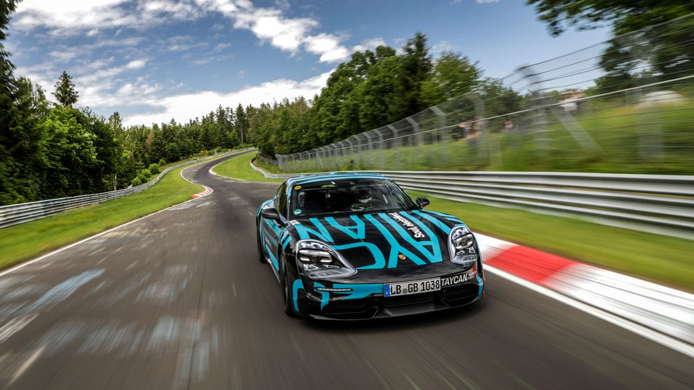 Porsche Taycan je nejrychlejším produkčním elektromobilem na Nürburgringu