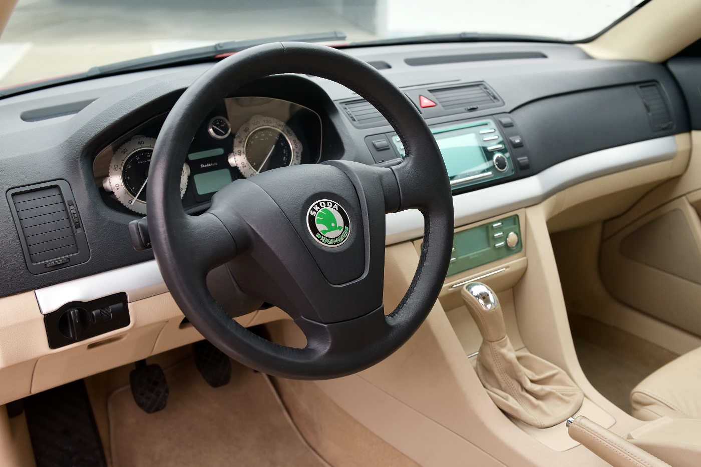 skoda-tudor-2002-interior-steering-wheel.jpg