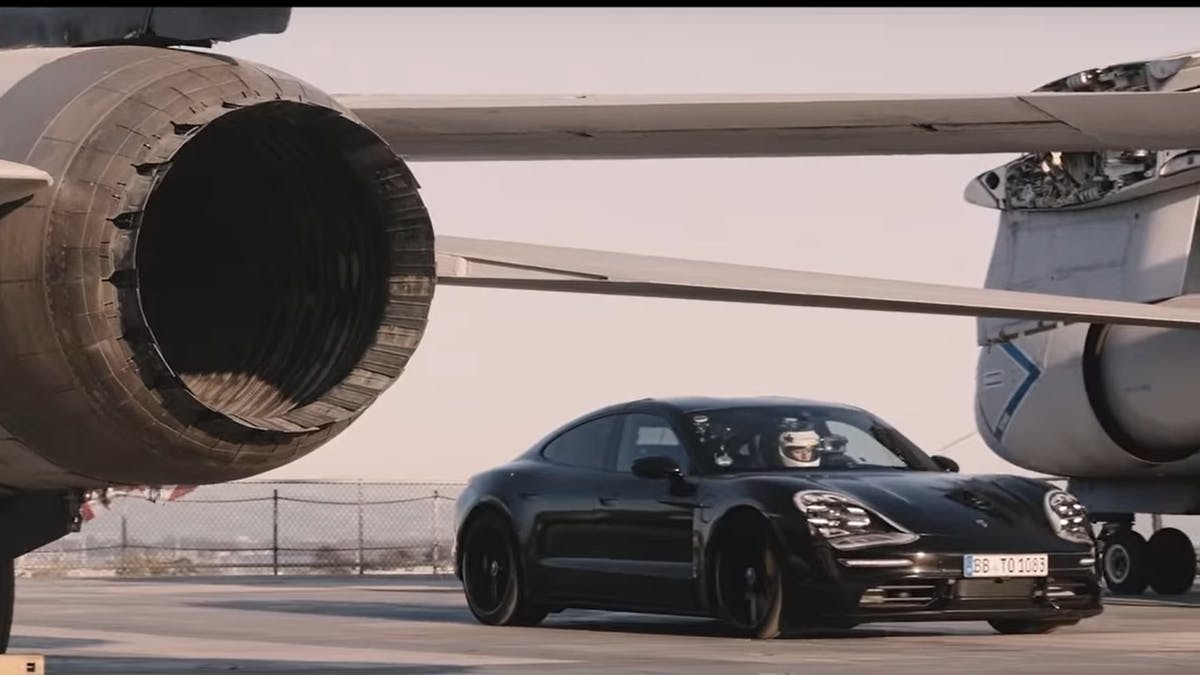 Porsche Taycan předvádí zrychlení na letadlové lodi