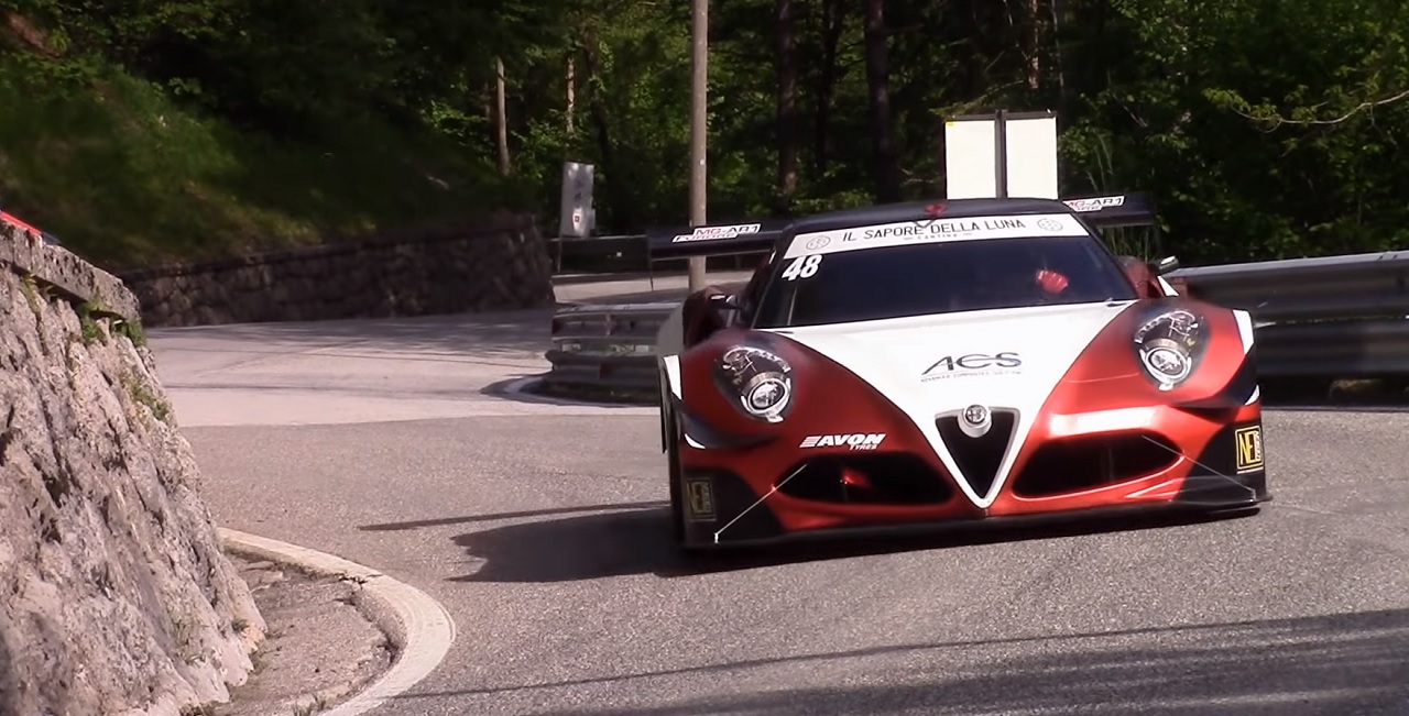 Alfa Romeo 4C s V8 pod kapotou řádí na závodech do vrchu
