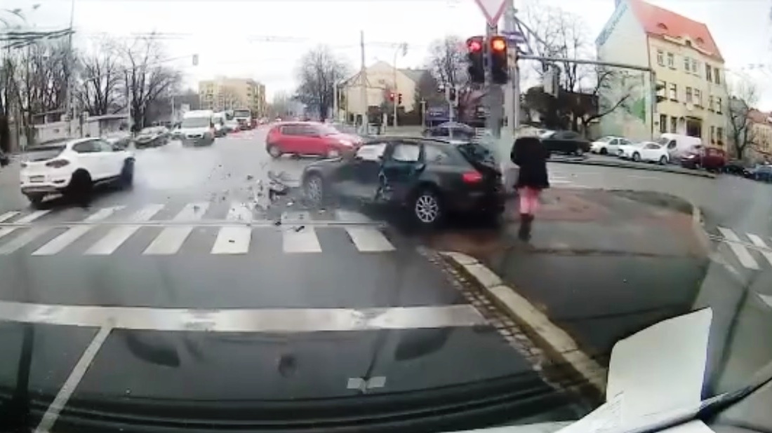 Řidič v Ostravě projel na červenou. Chodkyni zachránil život sloup semaforu