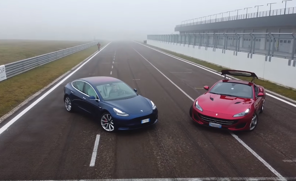 Tesla Model 3 proti Ferrari Portofino