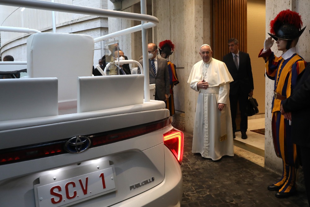 a-hydrogen-popemobile-for-his-holiness-pope-francis-10.jpg