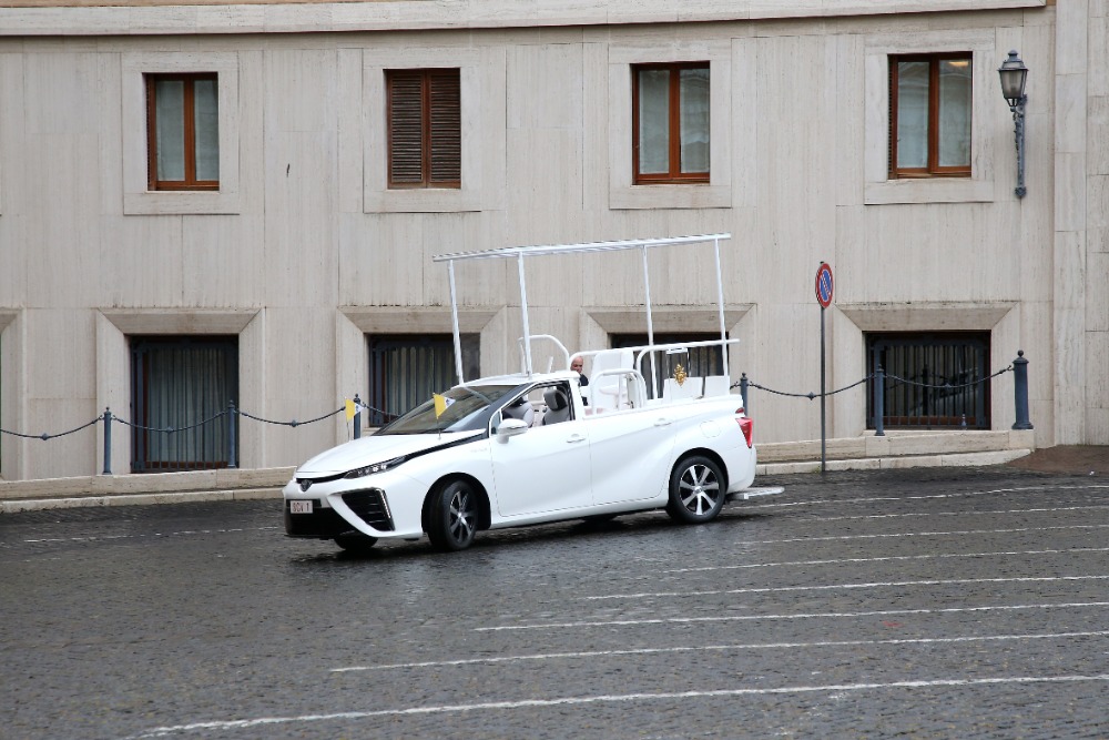 a-hydrogen-popemobile-for-his-holiness-pope-francis-3.jpg