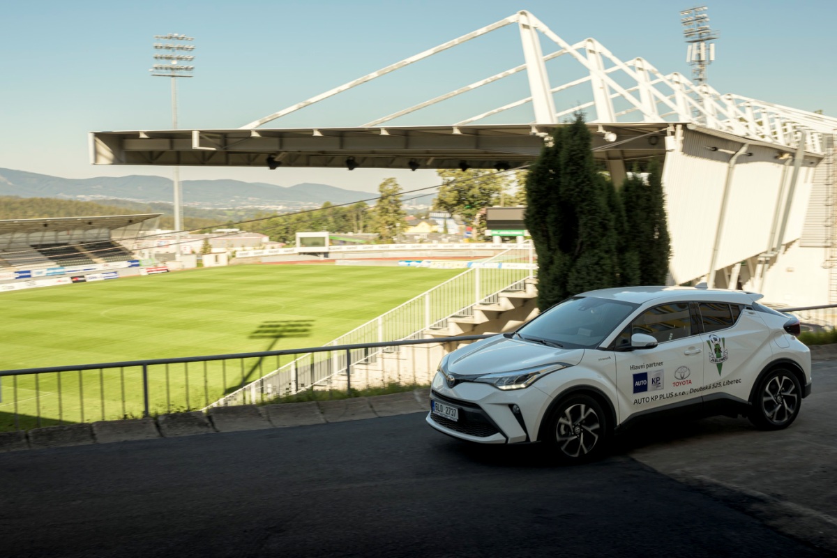 Fotbalisté Jablonce jezdí na tréninky v hybridních Toyotách