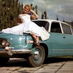 Auto papalášů v dobové reklamě: Tatra 603 jezdí rychle a bokem na běžných silnicích
