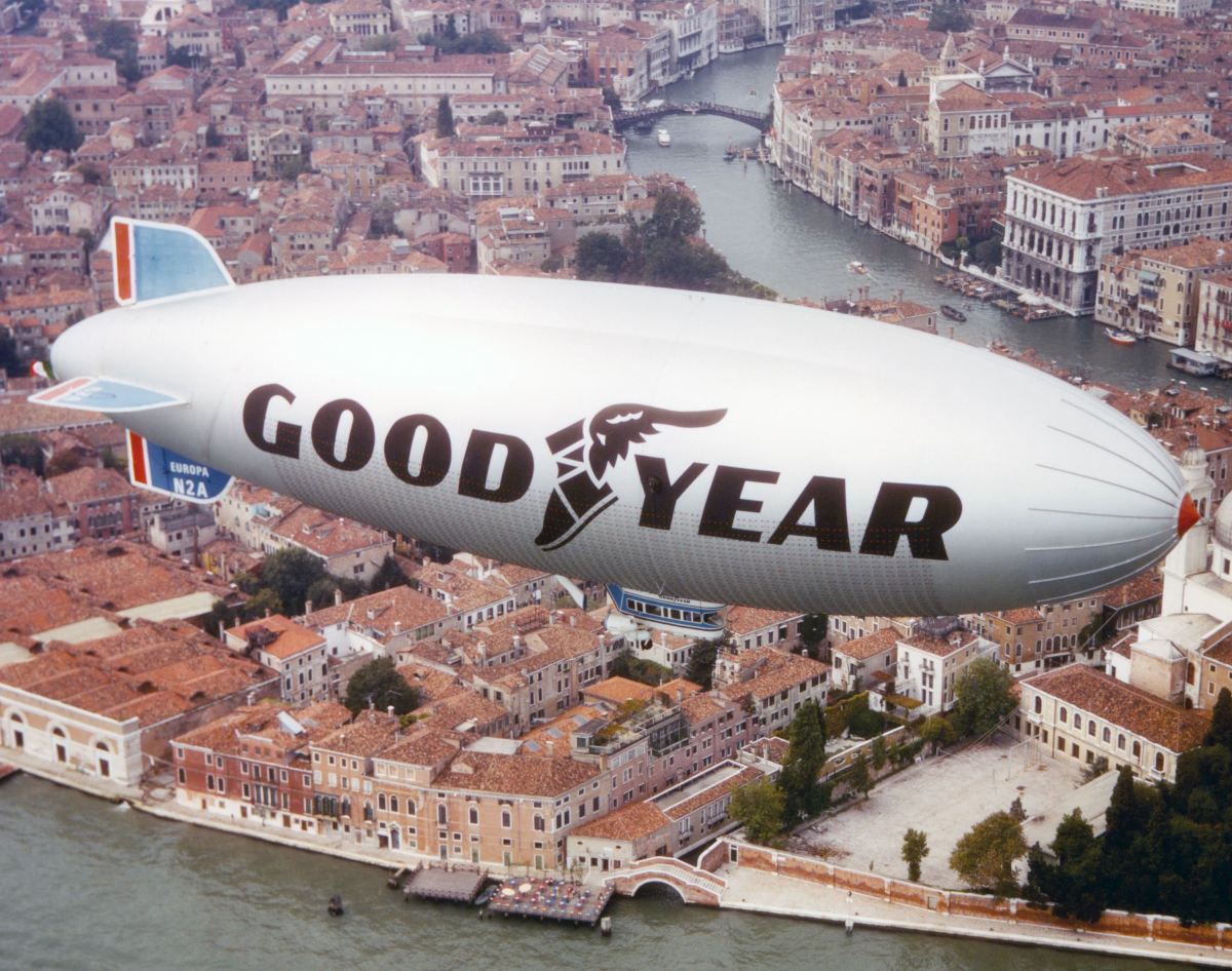 Prahu navštíví slavná reklamní vzducholoď, nabídne unikátní pohled na město