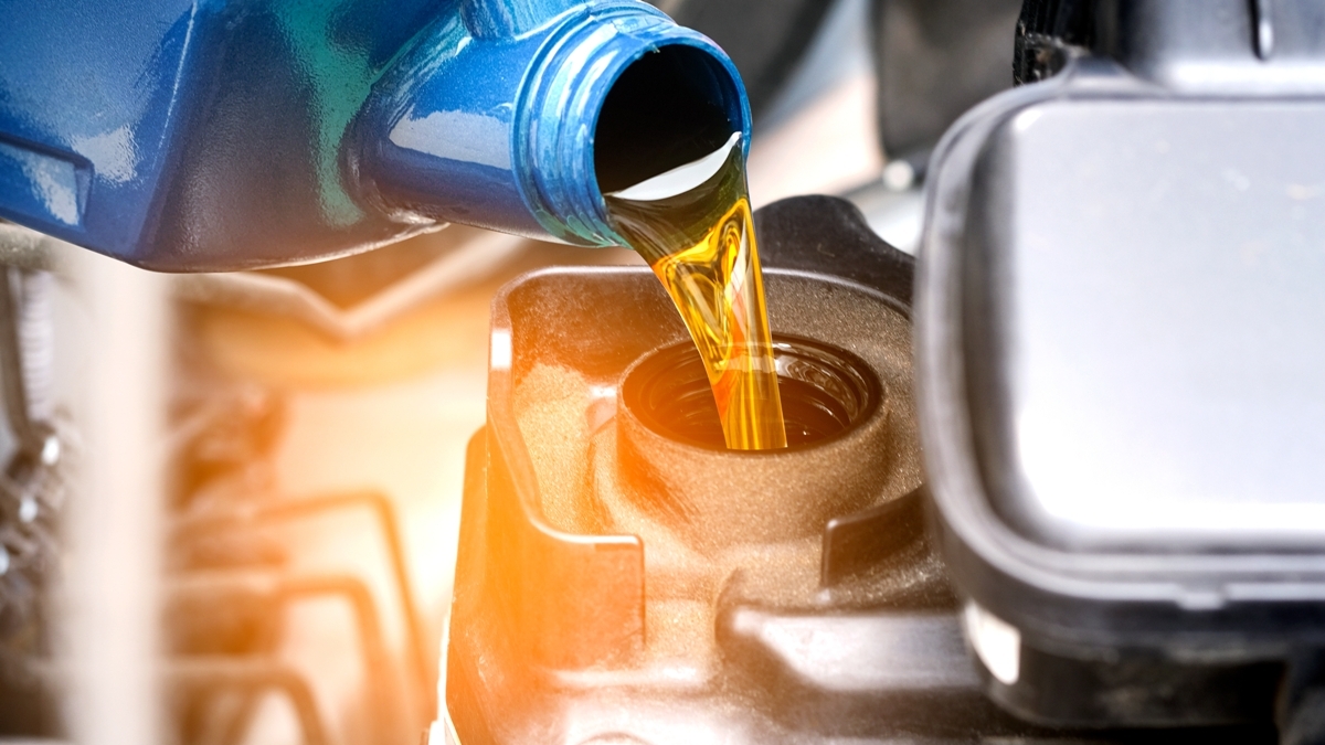Jaký olej do auta? Poradíme, jak správně vybrat a vyměnit motorový olej