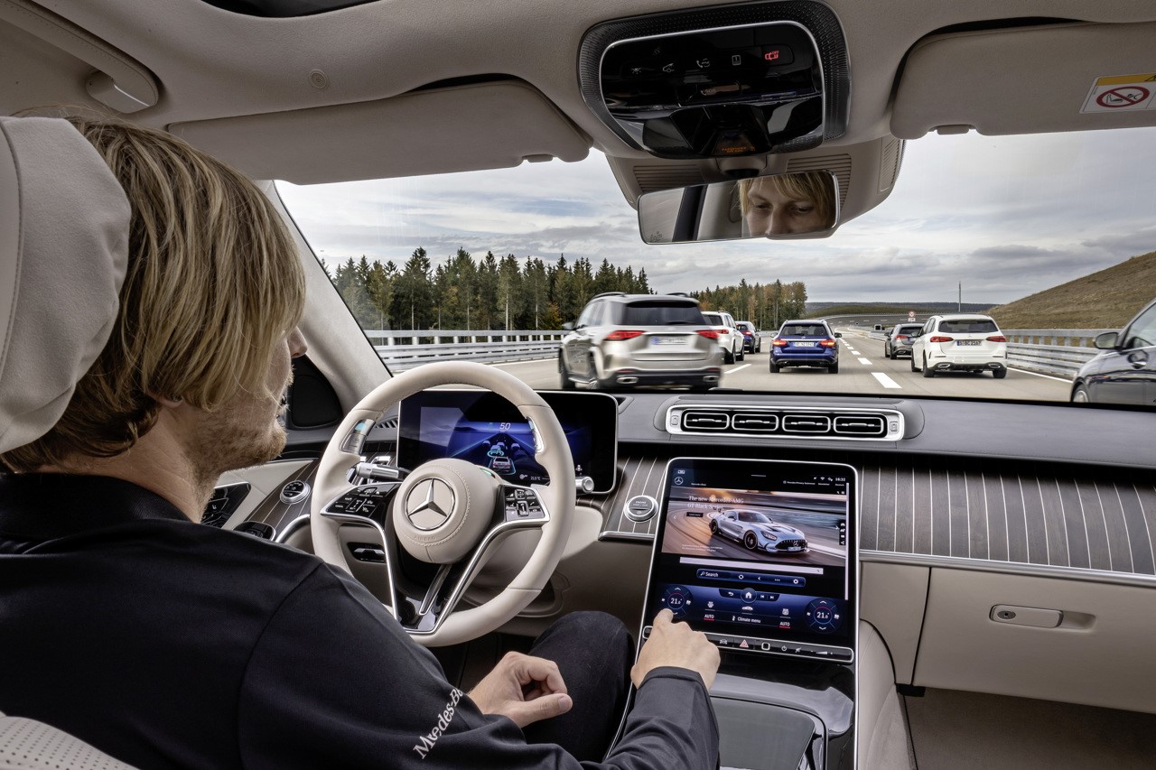 Mercedes-Benz obdržel jako první na světě schválení systému pro automatizovanou jízdu