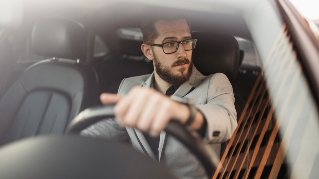 5 častých způsobů sezení za volantem – a proč jsou špatně
