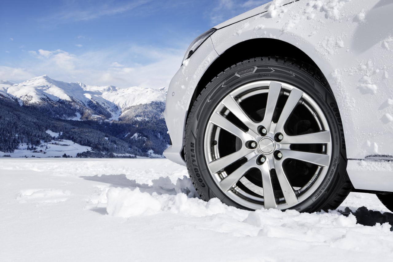 Čeští řidiči mají hlouběji do kapsy, začínají šetřit na přezouvání zimních pneumatik