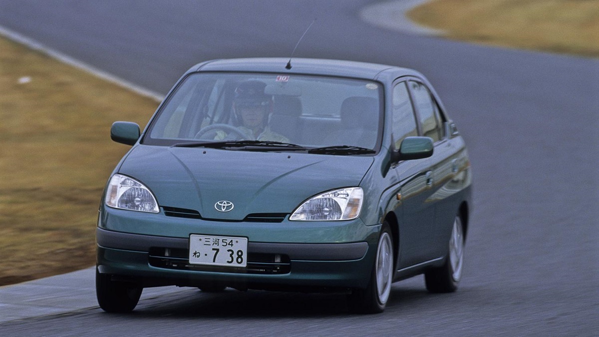 Toyota slaví 25 let hybridů, prošly už pěti generacemi