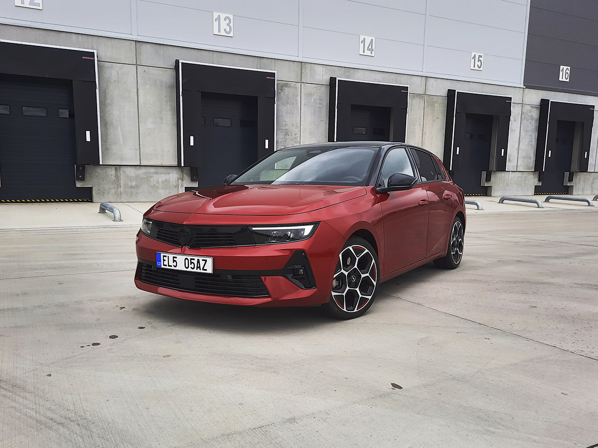 Test Opel Astra 1.6 TURBO PHEV GS line pohledem ženy: Když
