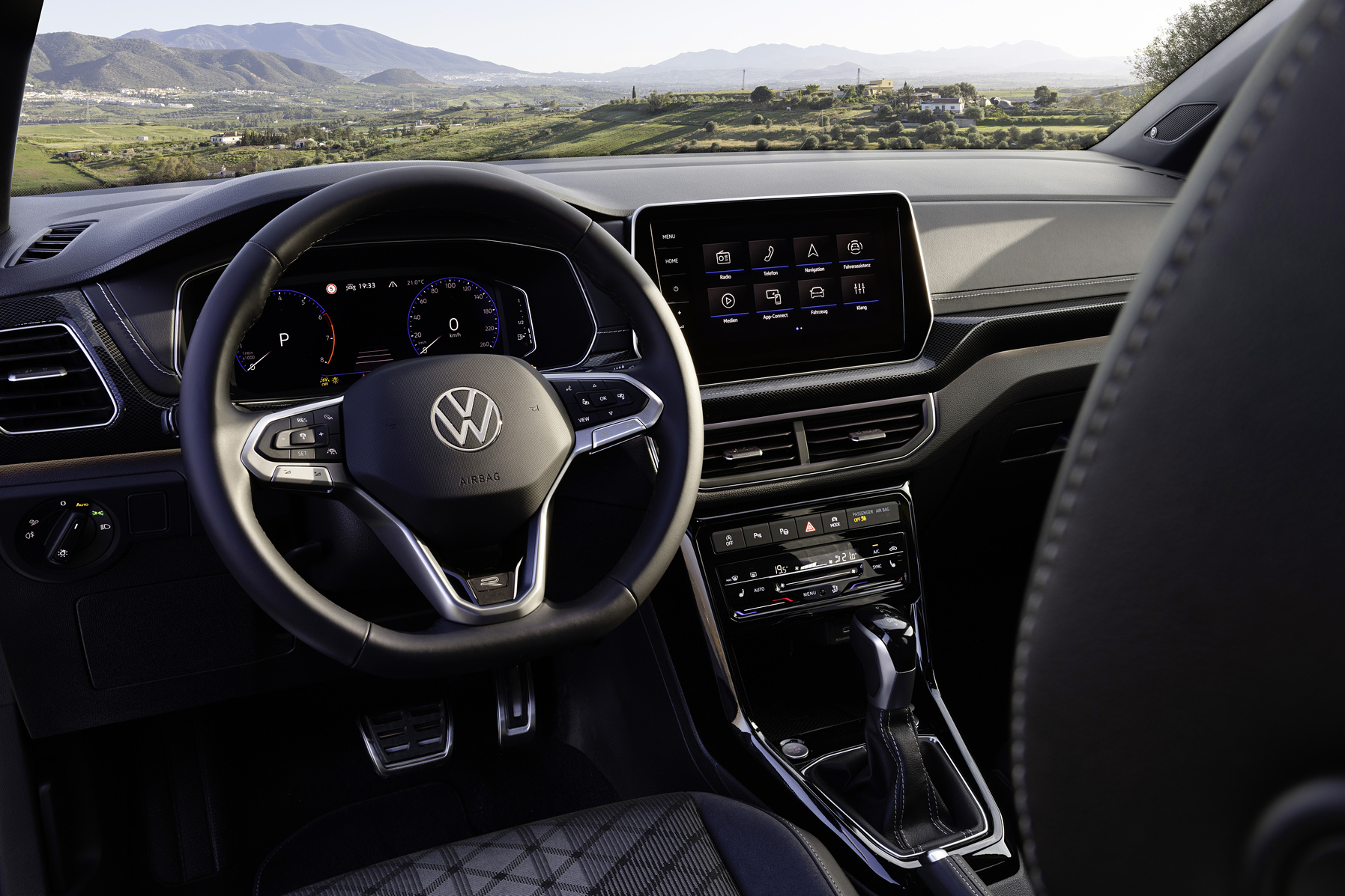 Nový Volkswagen T-cross přijede na začátku příštího roku. Sází na barevnost a rozšířenou výbavu
