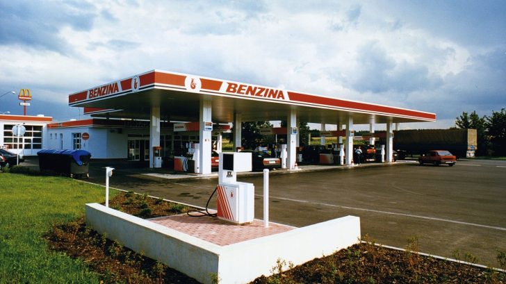 benzina-1995-728x409.jpg