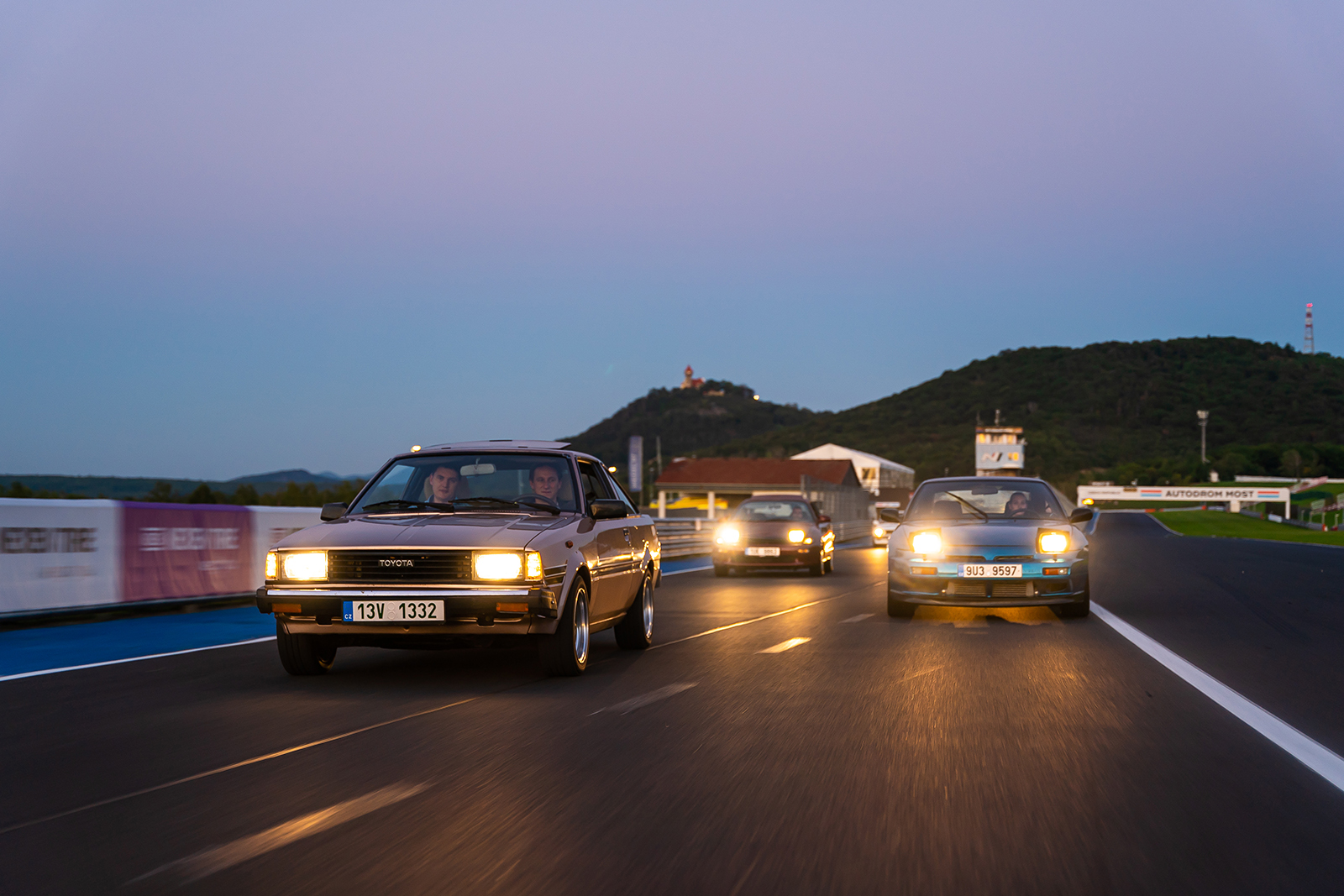 Svézt se na okruhu v Mostě, nebo jen sledovat závody ikonických vozů 60. až 80.let? Takový bude automobilový festival „The Most Classic“
