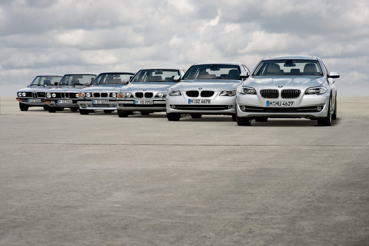 BMW řady 5 již můžete objednávat i v České republice. Auto s hlubokou historií bude ještě lepší