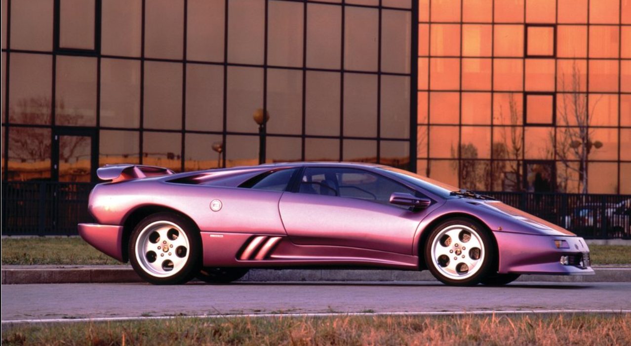První Lamborghini Diablo uhánělo rychlostí 322 km/h a nemělo posilovač řízení. Jak se postupně vyvíjelo?