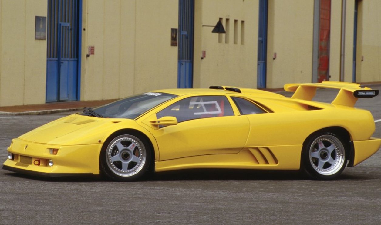 První Lamborghini Diablo uhánělo rychlostí 322 km/h a nemělo posilovač řízení. Jak se postupně vyvíjelo?