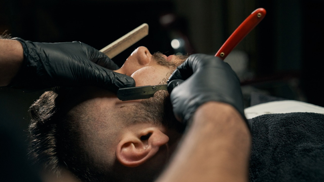 Barber shopy po celém světě: Kulturní rozmanitost v umění holení