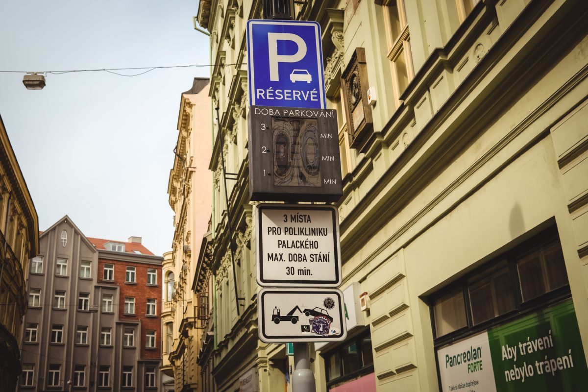 Stovky odtažených v centru Prahy. Parkování neposlušných hlídá časomíra