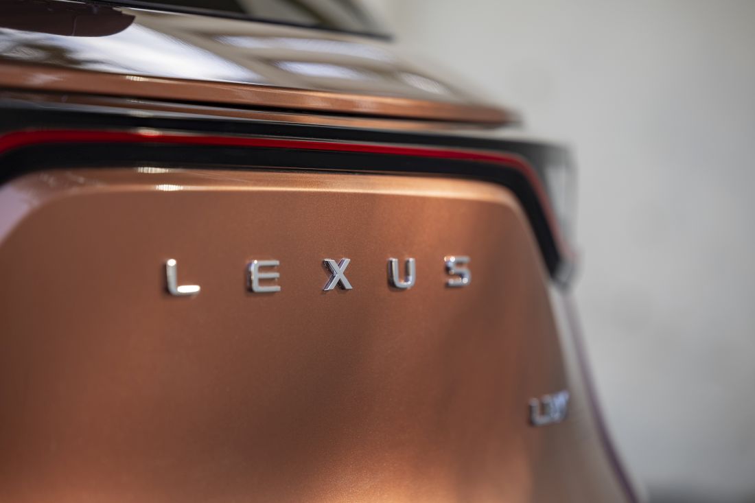 lexus-lbx-cool-copper-sonic-bi-tone-detail-001_4.jpg