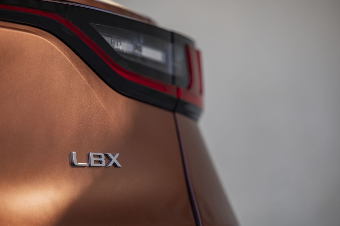 lexus-lbx-cool-copper-sonic-bi-tone-detail-002_5.jpg