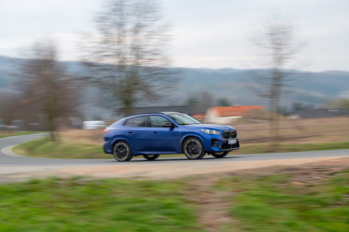 Nové generace BMW X2 a Mini Countryman jsme prověřili na českých silnicích. Komfortem se tady nešetří.